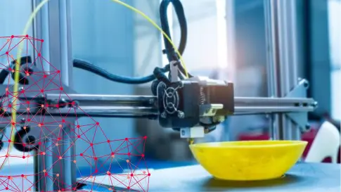 3Dプリンターが黄色いボウルを造形する様子に赤いポリゴンメッシュが重なった先端製造イメージ