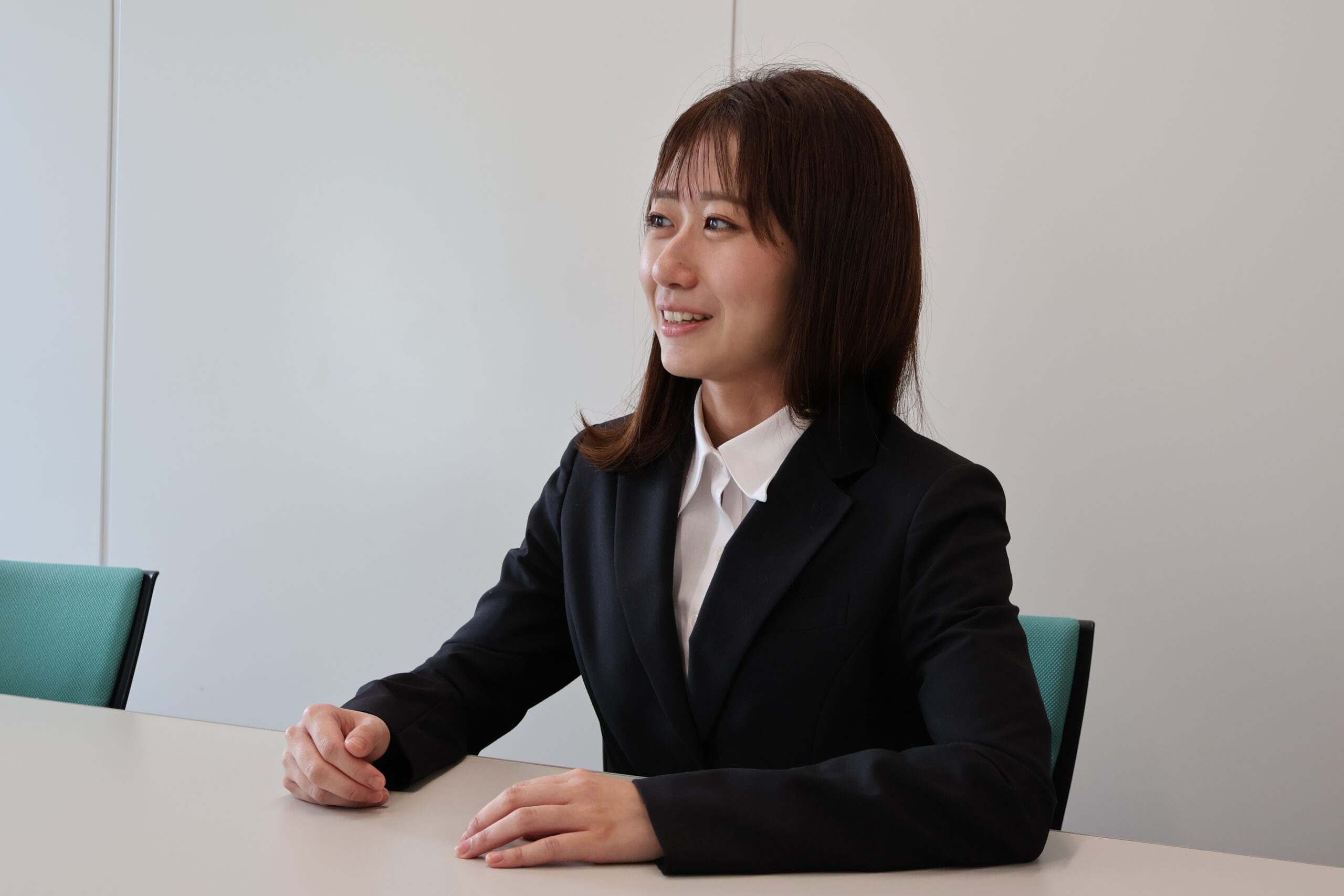 UEL株式会社のTOYO TIRE様担当営業：片橋が話している姿