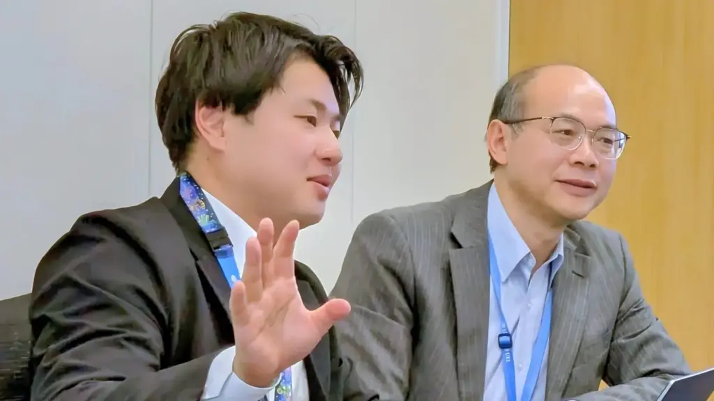 UEL株式会社の担当者2名が会議テーブルで意見交換している写真