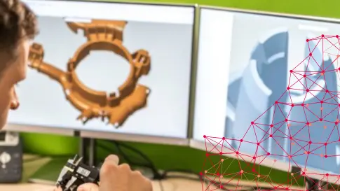デュアルモニターで3Dモデルを確認しながらノギスで部品を測定し、右側に赤いポリゴンメッシュが重なるエンジニアの作業風景