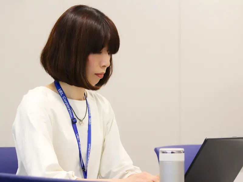 オフィスでノートパソコンに向かい集中する木村さんの横顔。