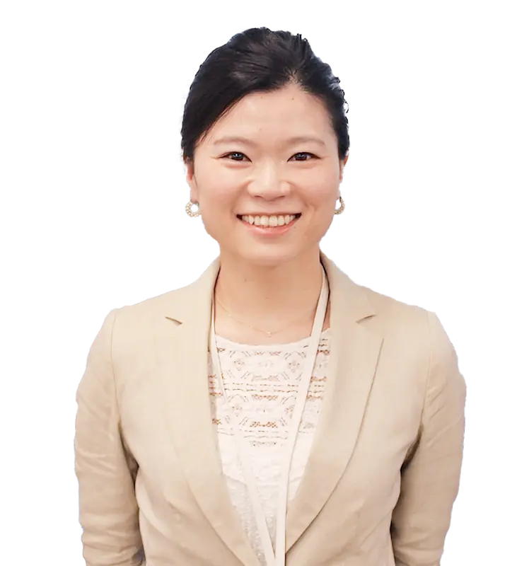 背景透過の全身ポートレート。ベージュのジャケット姿で爽やかな笑顔の住吉さん。