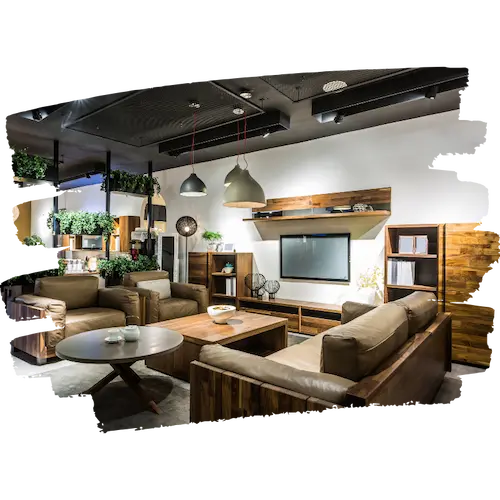 木製家具とレザーソファが並ぶモダンなオフィスラウンジ。プランターやペンダントライトが配置されたコワーキングスペースのインテリア