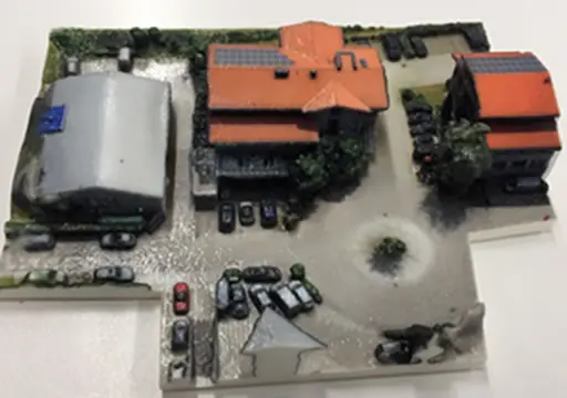 ドローン写真測量データをPOLYGONALmeisterで加工し、フルカラー3Dプリンタで出力した建物と駐車場のミニチュア模型。