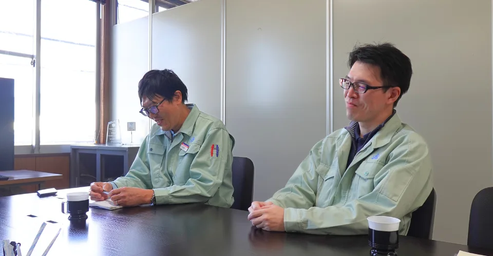 インタビュー中笑顔を見せる古谷さん、内田さん。