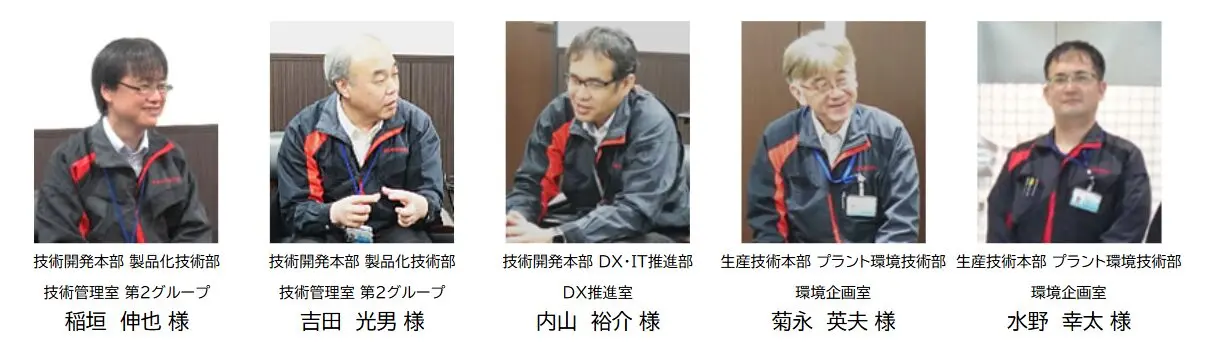 作業着を着た豊田鉄工の技術スタッフ5名が社内インタビューで並んでいる集合写真