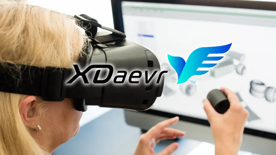 女性ユーザーがVRヘッドセットとコントローラーを使って、CAD図面を表示したモニターの前で操作を行っている様子。XDAEVRロゴが重ねられており、設計と仮想空間の連携を表現している。